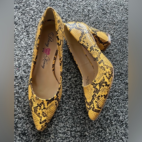 Snakeskin Print Pumps – Yellow, Chunky Heel, Pointed Toe - Picture 1 of 11